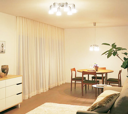 明かりのついた部屋の写真